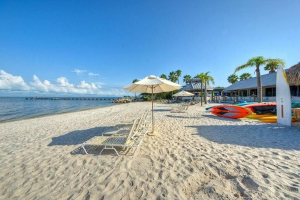 Beautiful One Bedroom Resort-Style Studio With Pool And Beach Access Раскин Экстерьер фото