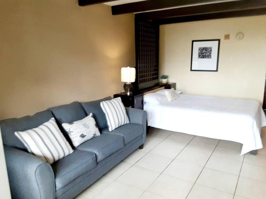 Beautiful One Bedroom Resort-Style Studio With Pool And Beach Access Раскин Экстерьер фото