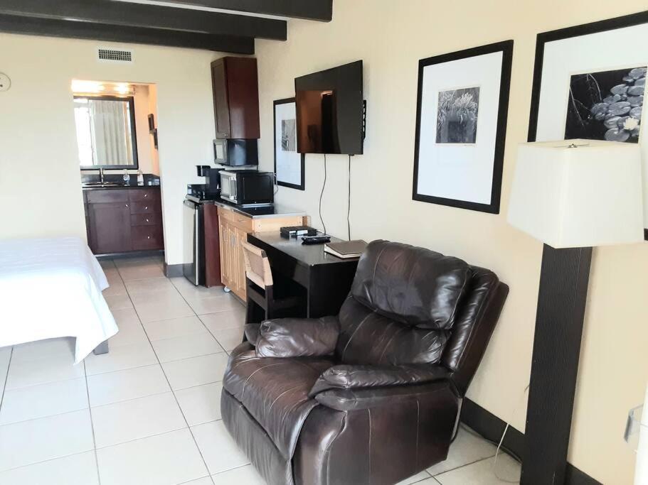 Beautiful One Bedroom Resort-Style Studio With Pool And Beach Access Раскин Экстерьер фото