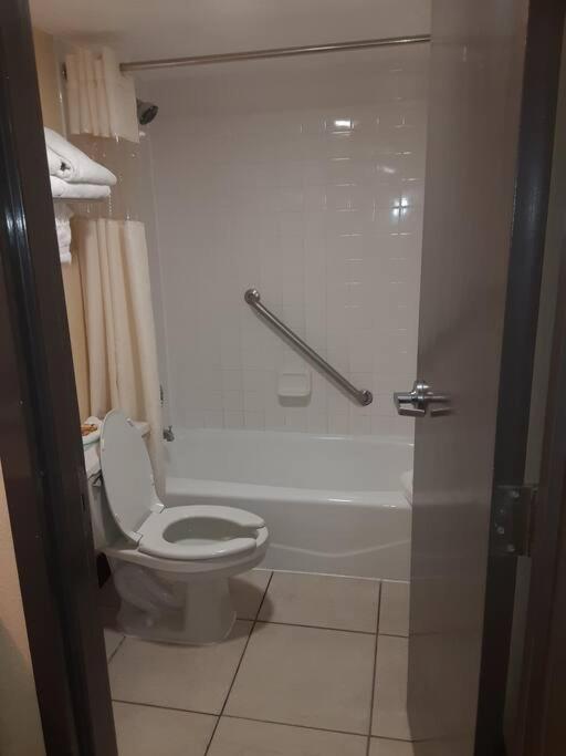 Beautiful One Bedroom Resort-Style Studio With Pool And Beach Access Раскин Экстерьер фото